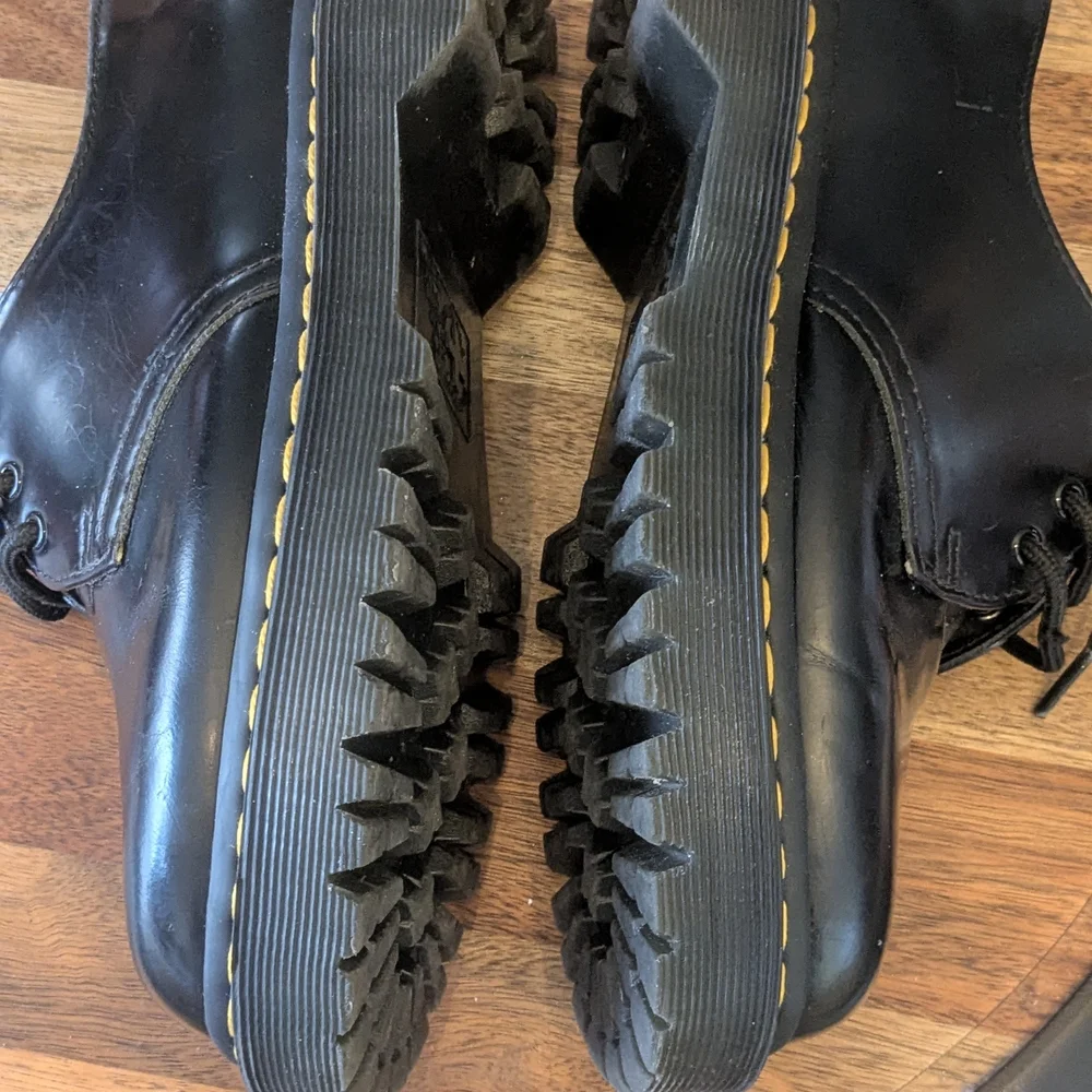 Dr. Martens AirWair Black Leather Lace-Up Shoes – Women’s Size 6